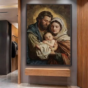 Quadro Sagrada Família em Harmonia e Luz Divina deitado sobre a superfície, mostrando os detalhes da moldura inferior direita.