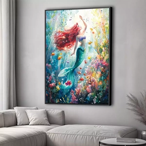 Quadro Sereia deitado sobre a superfície, mostrando os detalhes da moldura inferior direita.