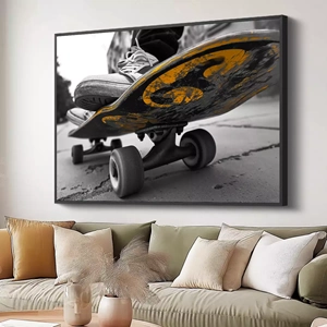 Quadro Skate deitado sobre a superfície, mostrando os detalhes da moldura inferior direita.