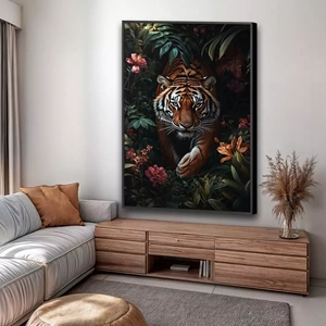 Quadro Tigre Soberano Entre Flores e Folhagens deitado sobre a superfície, mostrando os detalhes da moldura inferior direita.