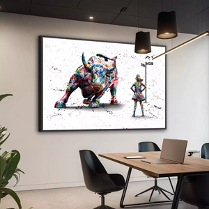 Quadro Touro de Wall Street deitado sobre a superfície, mostrando os detalhes da moldura inferior direita.