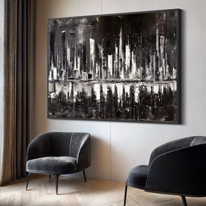 Quadro Urbano Preto e Branco deitado sobre a superfície, mostrando os detalhes da moldura inferior direita.