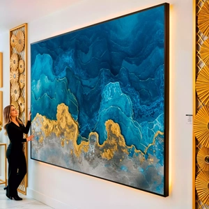 Quadro Azul das Profundezas em Ouro Celestial visto de frente, exibindo sua moldura e sua arte.