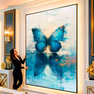 Quadro Borboleta Azul em Tons de Ouro visto de frente, exibindo sua moldura e sua arte.