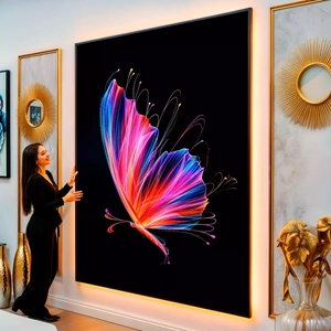 Quadro Borboleta Brilhante Dançando na Escuridão visto de frente, exibindo sua moldura e sua arte.