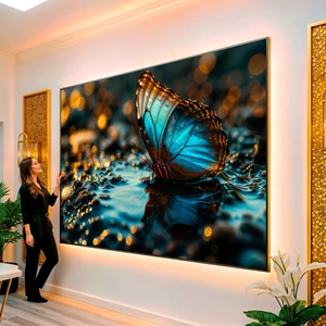 Quadro Borboleta Dourada Brilhando Nas Águas Mágicas visto de frente, exibindo sua moldura e sua arte.