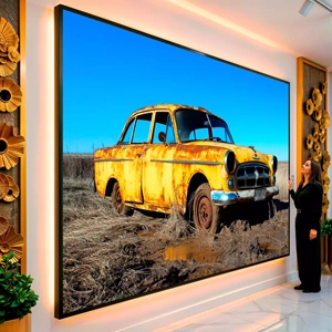 Quadro Carro Antigo Esquecido no Campo visto de frente, exibindo sua moldura e sua arte.
