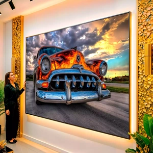Quadro Carro Clássico Brilhando Sob o Pôr do Sol visto de frente, exibindo sua moldura e sua arte.