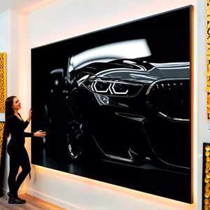 Quadro Carro Preto com Elegância Sob Luzes Noturnas visto de frente, exibindo sua moldura e sua arte.