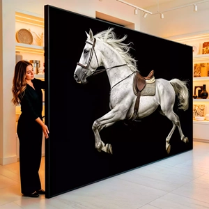 Quadro Cavalo Branco em Voo de Liberdade visto de frente, exibindo sua moldura e sua arte.
