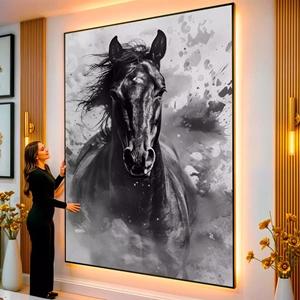 Quadro Cavalo Negro Galopando Entre Sombras Etéreas visto de frente, exibindo sua moldura e sua arte.