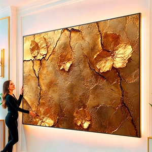 Quadro Dourado Encanto das Flores Eternas visto de frente, exibindo sua moldura e sua arte.