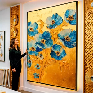 Quadro Dourado Jardim de Flores Celestiais visto de frente, exibindo sua moldura e sua arte.