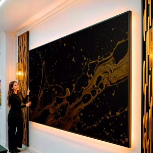 Quadro Dourado Rastro de Energia Cósmica visto de frente, exibindo sua moldura e sua arte.