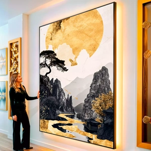 Quadro Dourado Reflexo do Sol sobre Montanhas visto de frente, exibindo sua moldura e sua arte.