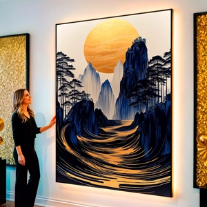 Quadro Dourado Refúgio Entre Montanhas e Rios visto de frente, exibindo sua moldura e sua arte.