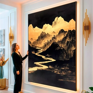 Quadro Dourado Rio entre Montanhas Sombrias visto de frente, exibindo sua moldura e sua arte.