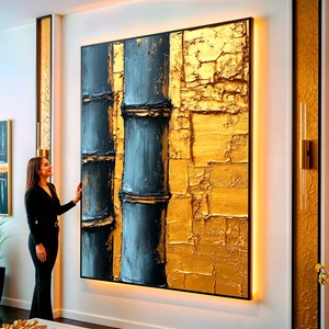 Quadro Dourado Sonho Entre Texturas Rústicas visto de frente, exibindo sua moldura e sua arte.