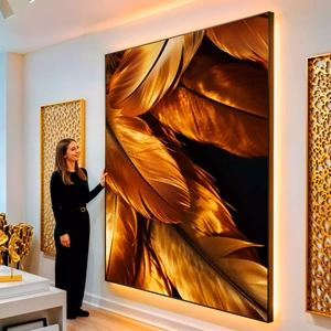 Quadro Dourado Sussurro de Plumas Radiantes visto de frente, exibindo sua moldura e sua arte.