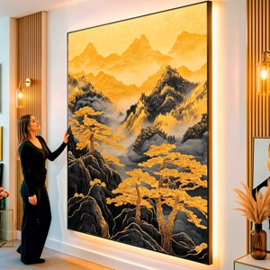 Quadro Dourado Vale nas Montanhas Enevoadas visto de frente, exibindo sua moldura e sua arte.