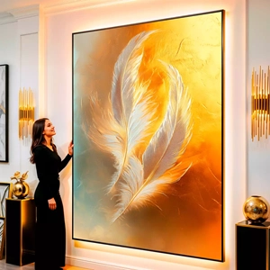 Quadro Dourado Voo das Plumas Celestiais visto de frente, exibindo sua moldura e sua arte.
