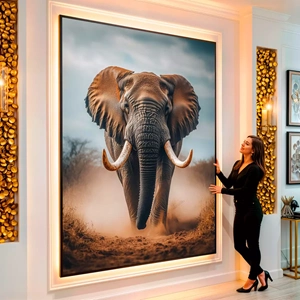 Quadro Elefante Majestoso Empoeirado Sob o Céu Tempestuoso visto de frente, exibindo sua moldura e sua arte.