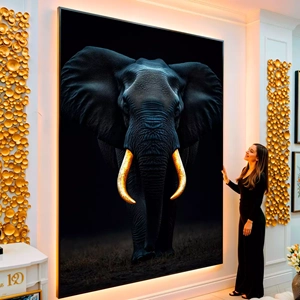 Quadro Elefante Majestoso Sob Céu Noturno Profundo visto de frente, exibindo sua moldura e sua arte.