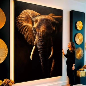 Quadro Elefante Sábio Eterno na Sombra Profunda visto de frente, exibindo sua moldura e sua arte.