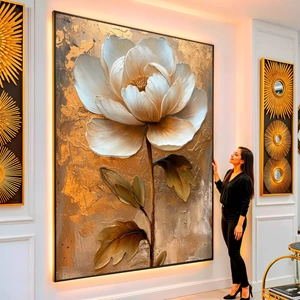 Quadro Flor Eterna Sobre a Tela Dourada visto de frente, exibindo sua moldura e sua arte.
