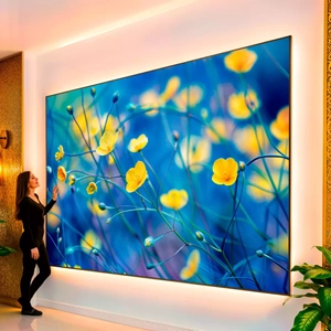 Quadro Flores Dançando na Brisa Azul Serena visto de frente, exibindo sua moldura e sua arte.