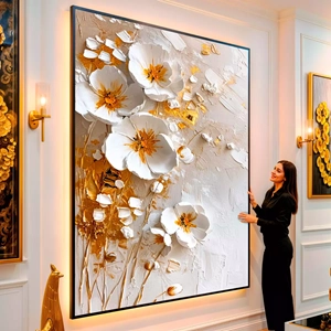 Quadro Flores Delicadas em Texturas de Pureza visto de frente, exibindo sua moldura e sua arte.