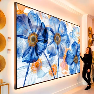 Quadro Flores visto de frente, exibindo sua moldura e sua arte.