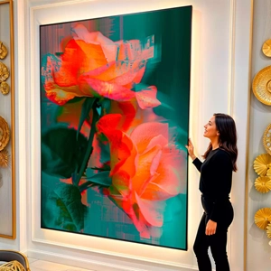 Quadro Flores Vermelhas na Dança das Sombras Luminosas visto de frente, exibindo sua moldura e sua arte.
