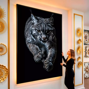 Quadro Gato Selvagem em Salto Noturno visto de frente, exibindo sua moldura e sua arte.