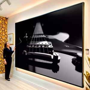 Quadro Guitarra Preto e Branco visto de frente, exibindo sua moldura e sua arte.