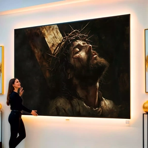Quadro Jesus Em Sofrimento Reclinado Sobre a Cruz visto de frente, exibindo sua moldura e sua arte.