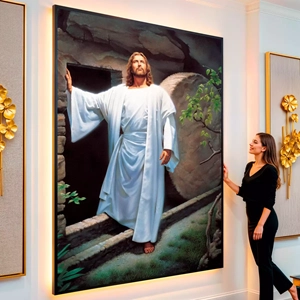 Quadro Jesus Ressurge da Tumba Com Glória Eterna visto de frente, exibindo sua moldura e sua arte.