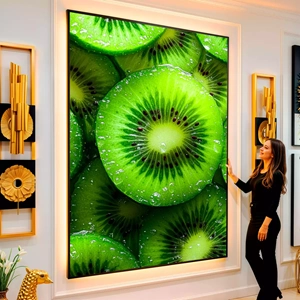 Quadro Kiwi visto de frente, exibindo sua moldura e sua arte.
