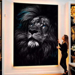 Quadro Leão dos Olhos de Safira visto de frente, exibindo sua moldura e sua arte.