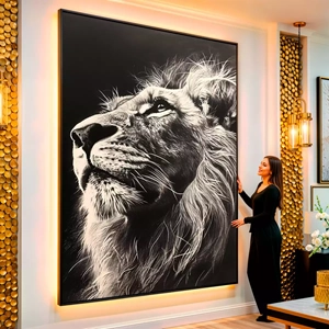 Quadro Leão em Silêncio Sob o Céu Noturno visto de frente, exibindo sua moldura e sua arte.