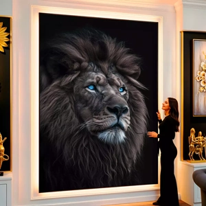 Quadro Leão Guardião dos Olhos Celestiais visto de frente, exibindo sua moldura e sua arte.