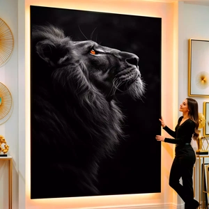 Quadro Leão Majestoso com Olhar de Fogo Intenso visto de frente, exibindo sua moldura e sua arte.