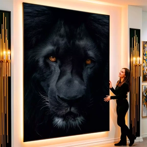 Quadro Leão Majestoso em Noite Misteriosa e Profunda visto de frente, exibindo sua moldura e sua arte.