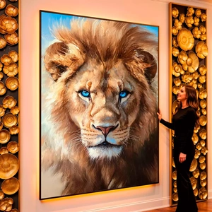 Quadro Leão Olho Azul visto de frente, exibindo sua moldura e sua arte.