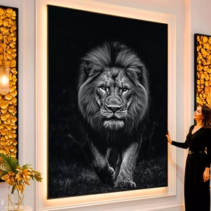 Quadro Leão Preto e Branco visto de frente, exibindo sua moldura e sua arte.