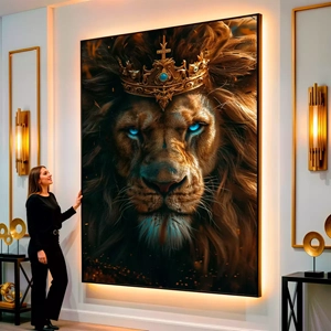 Quadro Leão Rei dos Olhos Soberanos visto de frente, exibindo sua moldura e sua arte.