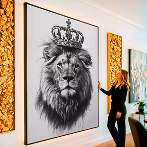 Quadro Leão Soberano com Coroa da Realeza visto de frente, exibindo sua moldura e sua arte.