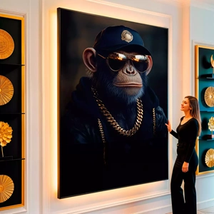 Quadro Macaco Rapper visto de frente, exibindo sua moldura e sua arte.
