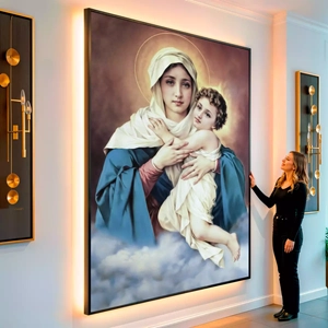 Quadro Mãe Rainha Vencedora 3 Vezes Admirável visto de frente, exibindo sua moldura e sua arte.