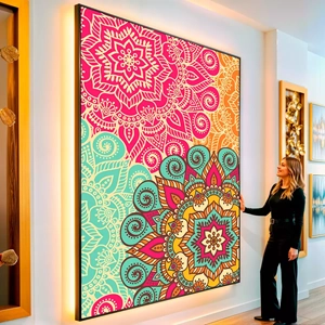 Quadro Mandala visto de frente, exibindo sua moldura e sua arte.
